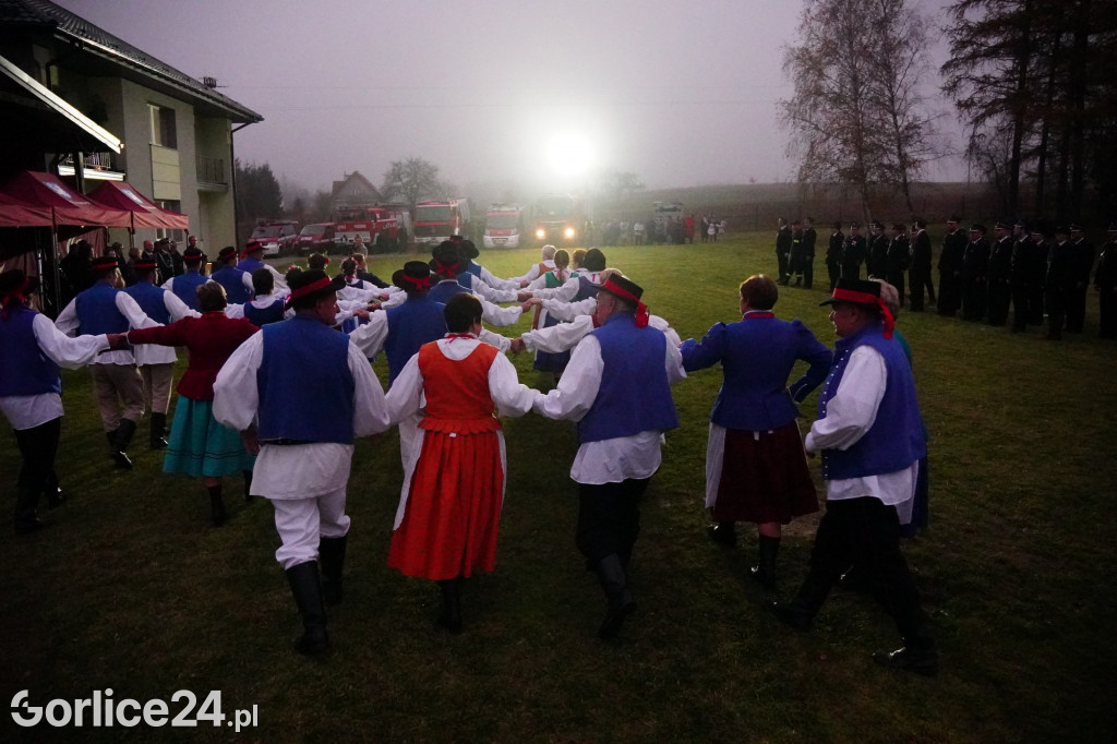 Dominikowice. Na nowym maszcie zawisła flaga