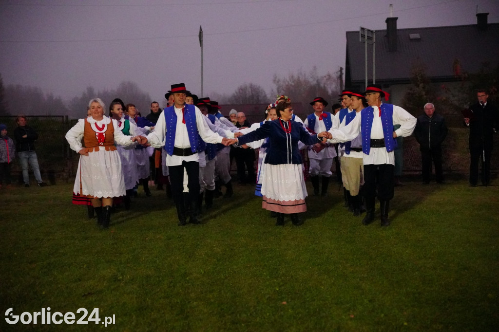 Dominikowice. Na nowym maszcie zawisła flaga