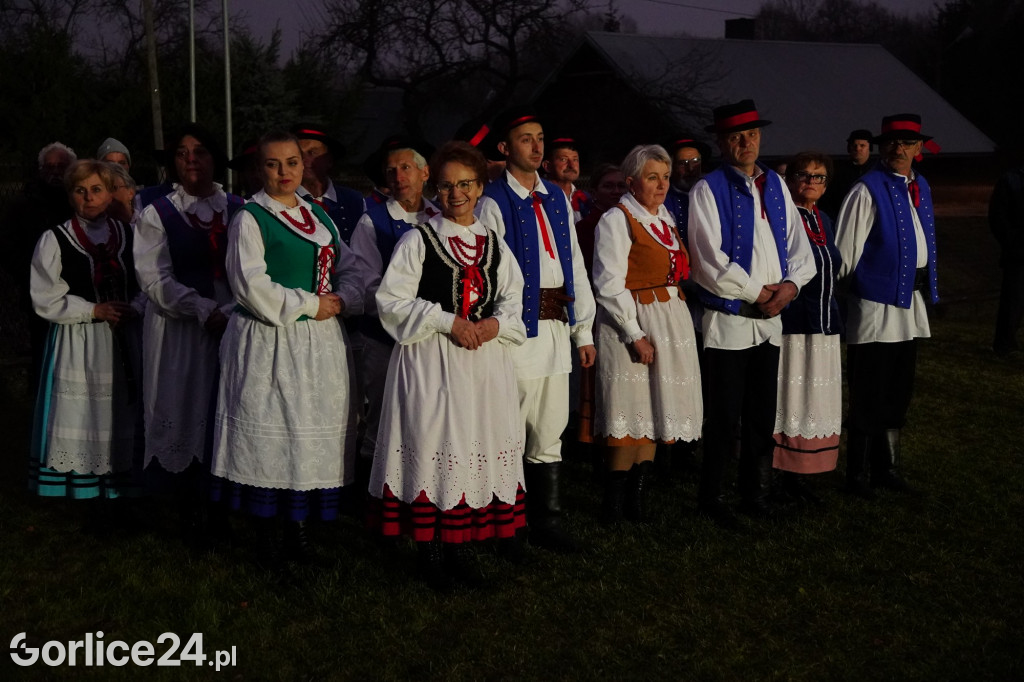 Dominikowice. Na nowym maszcie zawisła flaga