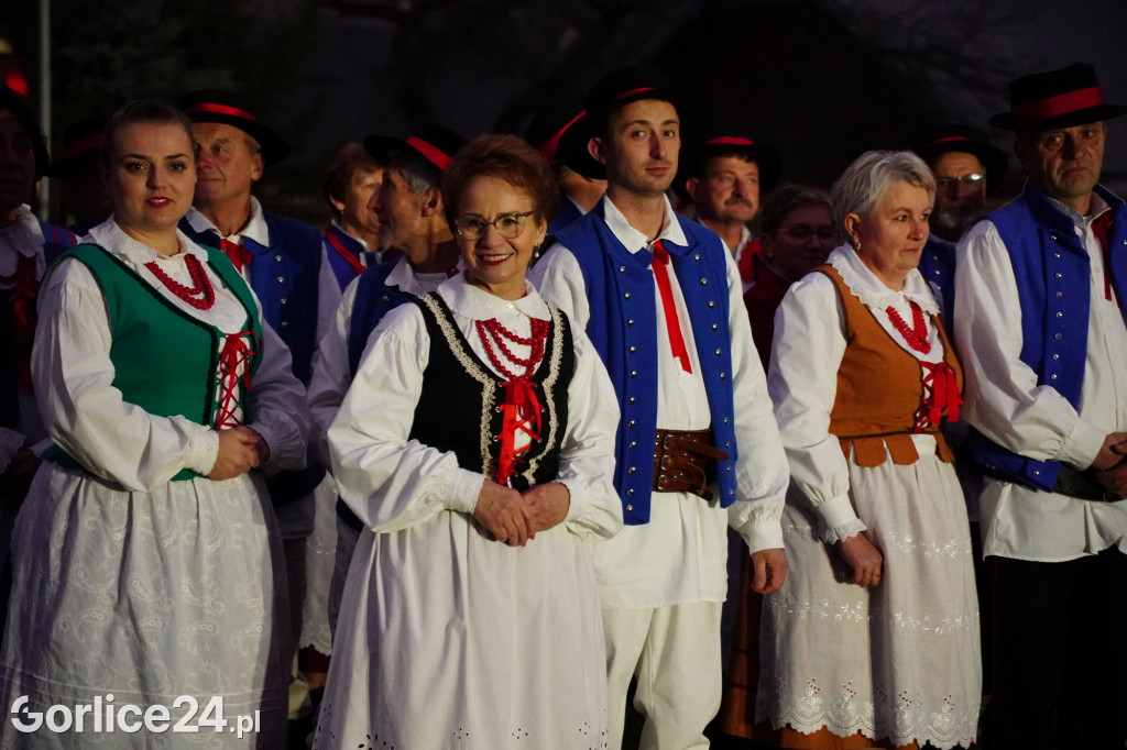 Dominikowice. Na nowym maszcie zawisła flaga