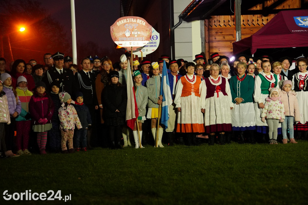 Dominikowice. Na nowym maszcie zawisła flaga