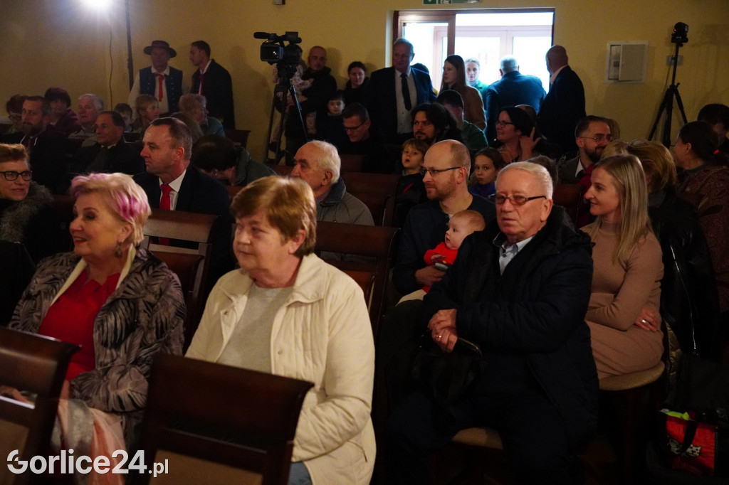 Dominikowice. Na nowym maszcie zawisła flaga