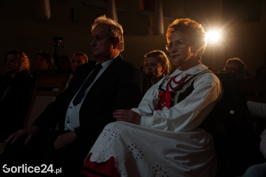 Dominikowice. Na nowym maszcie zawisła flaga
