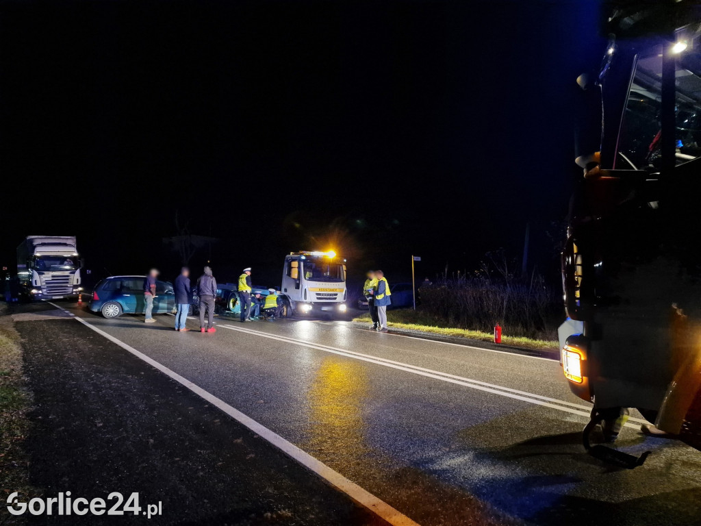 Ropa. Zderzenie osobówki z lawetą na DK28 15.11.