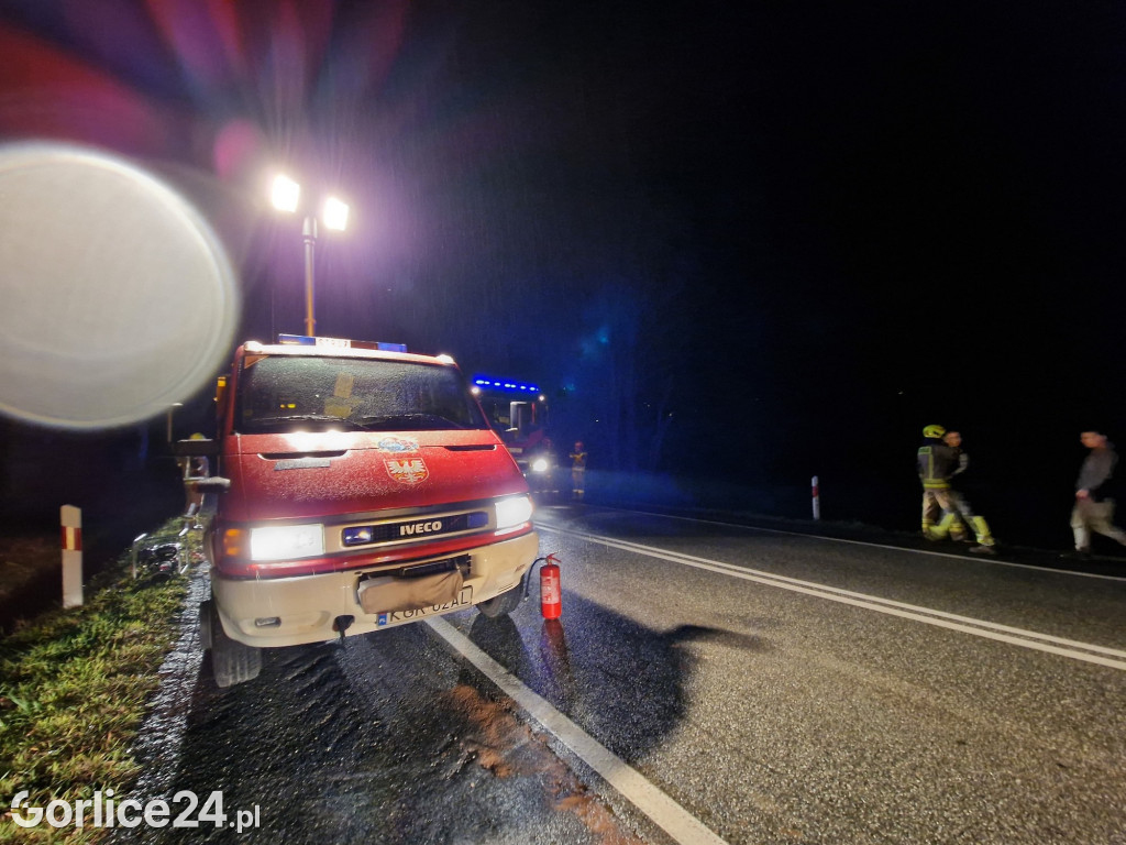 Ropa. Zderzenie osobówki z lawetą na DK28 15.11.