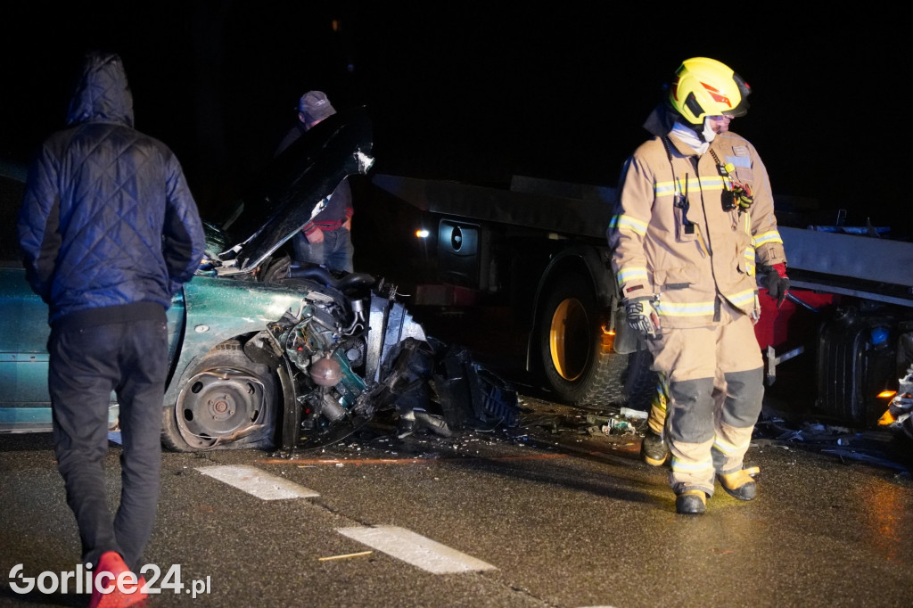 Ropa. Zderzenie osobówki z lawetą na DK28 15.11.