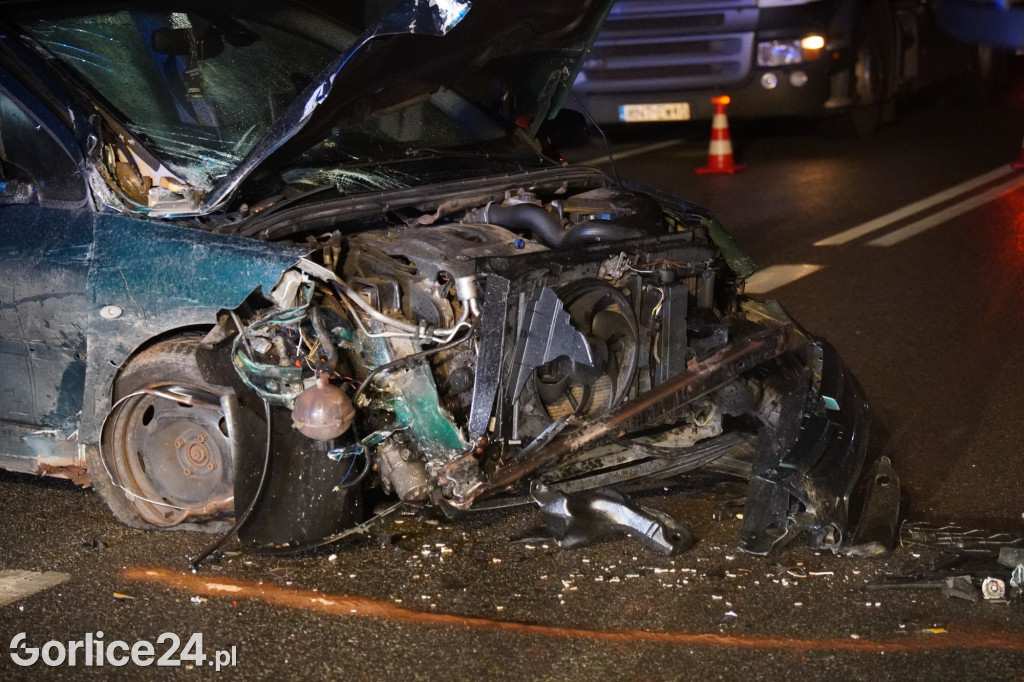 Ropa. Zderzenie osobówki z lawetą na DK28 15.11.