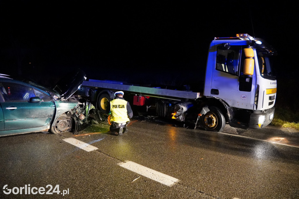Ropa. Zderzenie osobówki z lawetą na DK28 15.11.