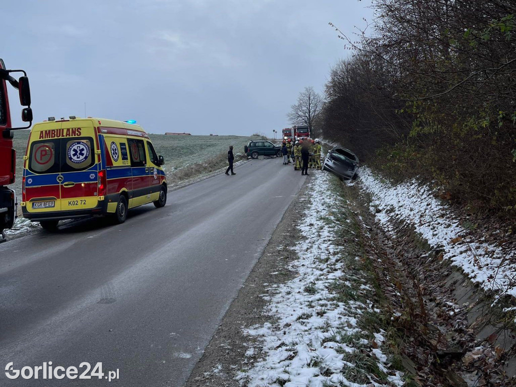 Zderzenie dwóch osobówek w Bystrej (23.11.)