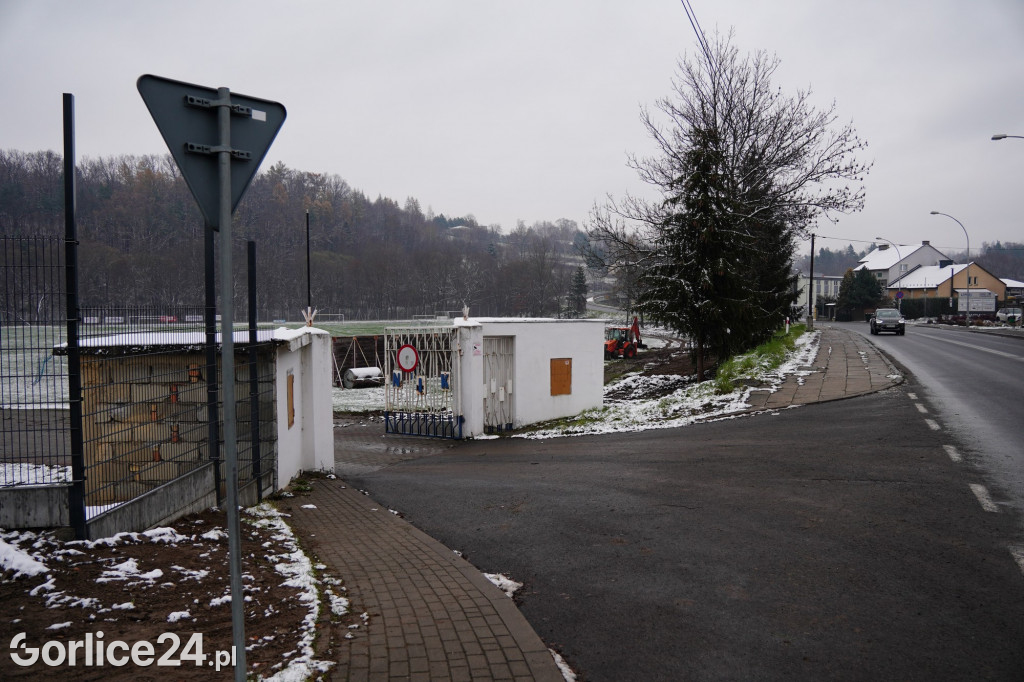 Betonowe ogrodzenie stadionu przeszło do historii