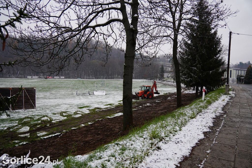 Betonowe ogrodzenie stadionu przeszło do historii