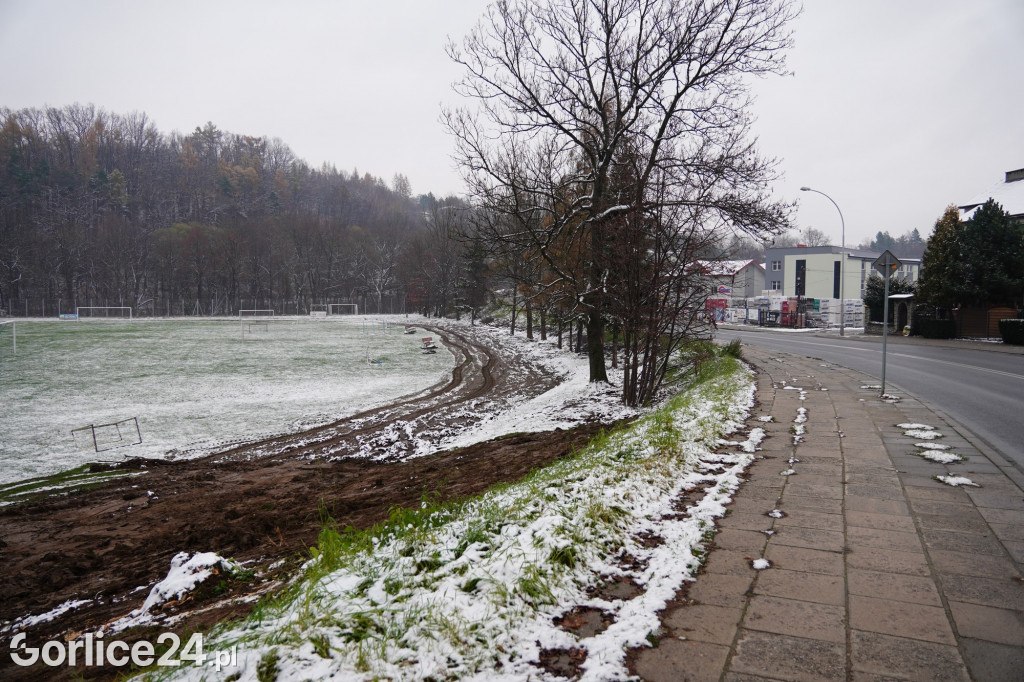 Betonowe ogrodzenie stadionu przeszło do historii