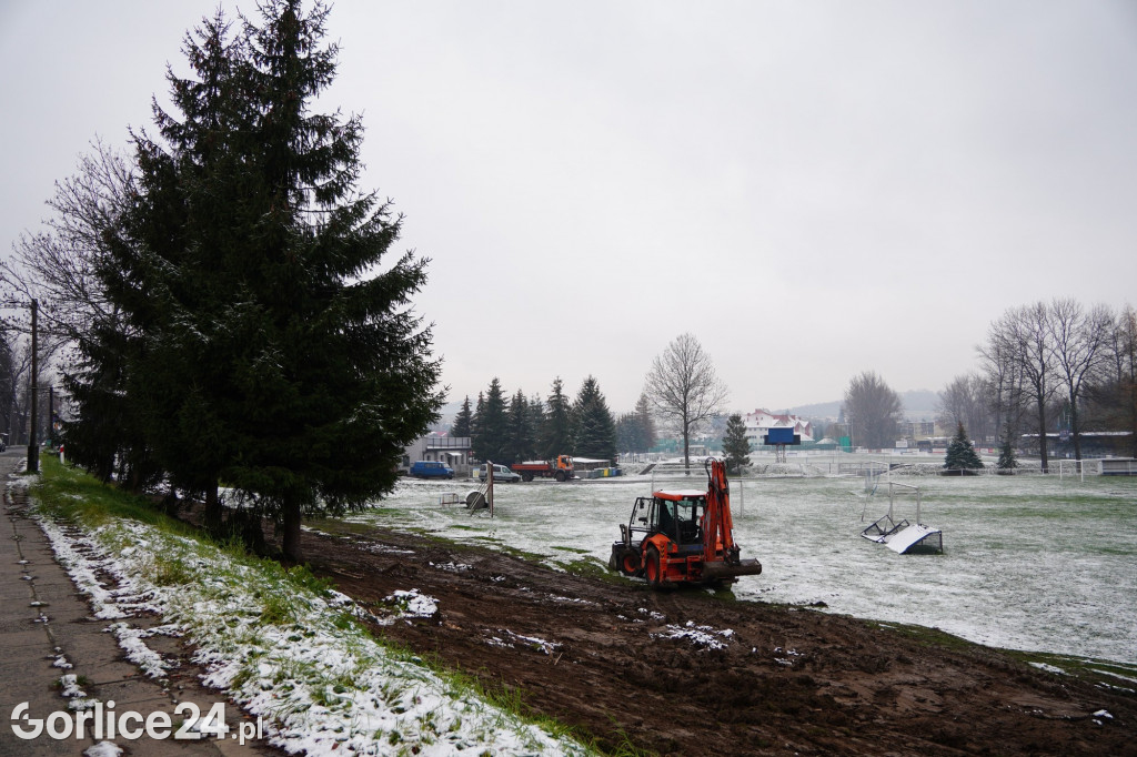 Betonowe ogrodzenie stadionu przeszło do historii