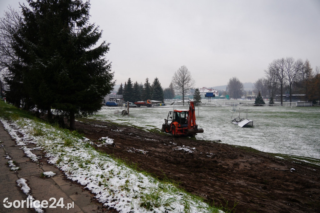 Betonowe ogrodzenie stadionu przeszło do historii