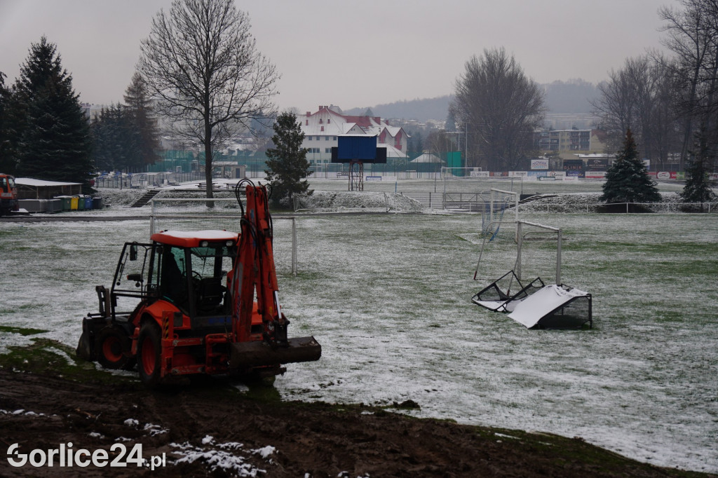 Betonowe ogrodzenie stadionu przeszło do historii