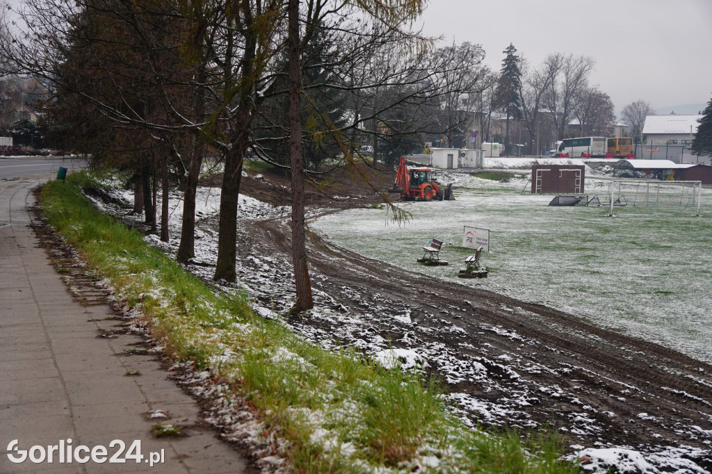 Betonowe ogrodzenie stadionu przeszło do historii