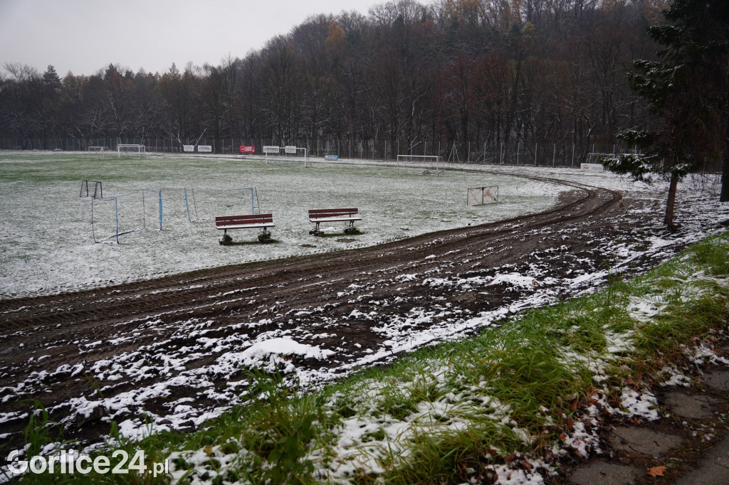 Betonowe ogrodzenie stadionu przeszło do historii