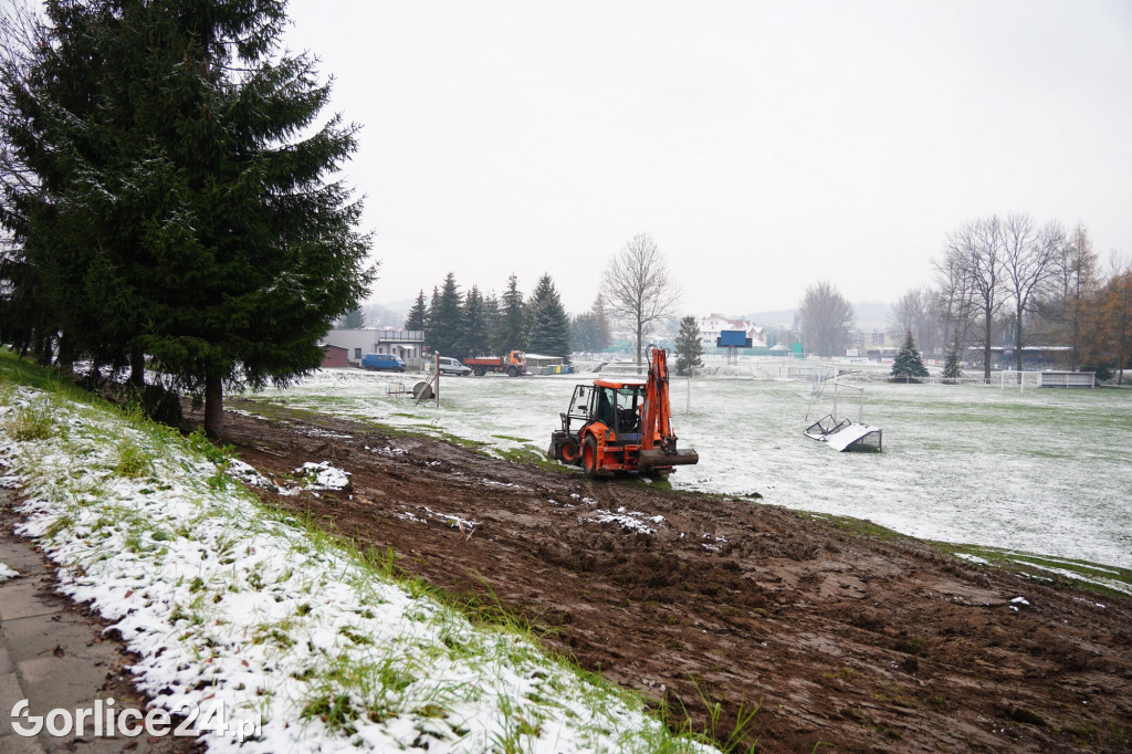 Betonowe ogrodzenie stadionu przeszło do historii