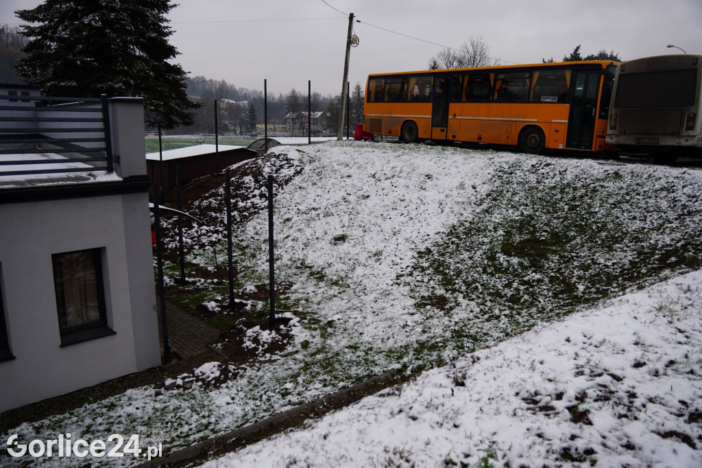 Betonowe ogrodzenie stadionu przeszło do historii