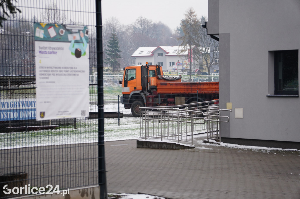 Betonowe ogrodzenie stadionu przeszło do historii