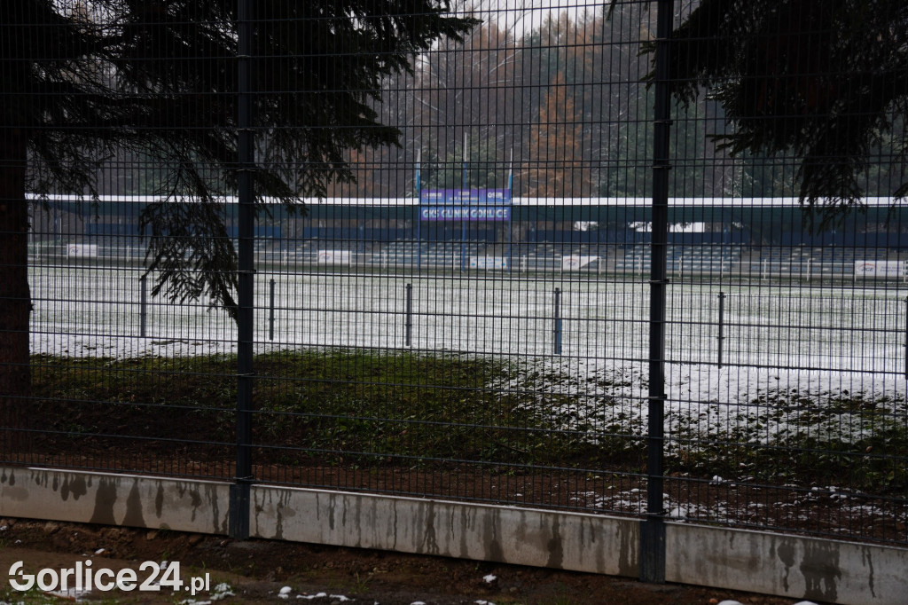 Betonowe ogrodzenie stadionu przeszło do historii