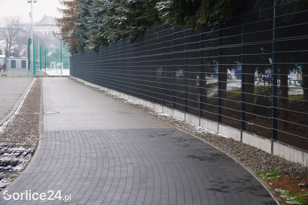 Betonowe ogrodzenie stadionu przeszło do historii