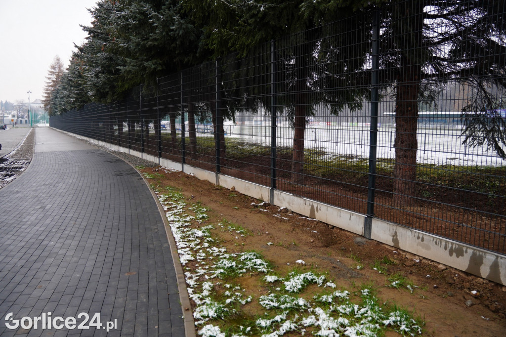 Betonowe ogrodzenie stadionu przeszło do historii