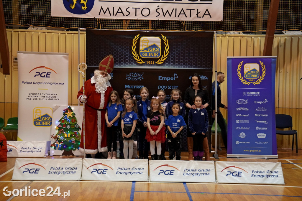 Mikołaj odwiedził najmłodszych piłkarzy Glinika