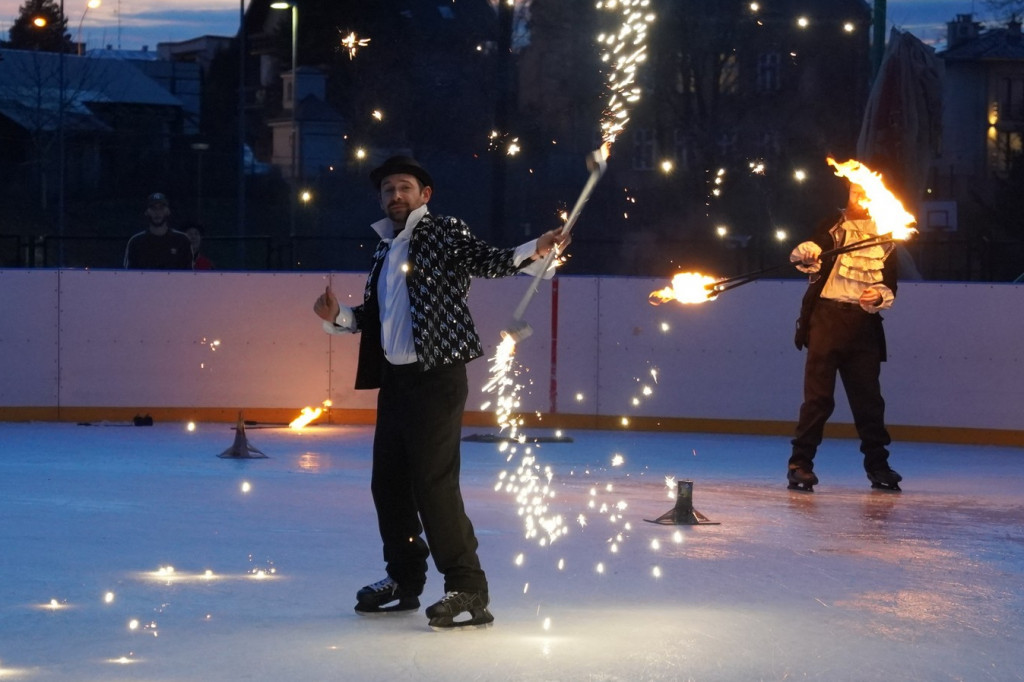 Fireshow na zakończenie sylwestrowej ślizgawki