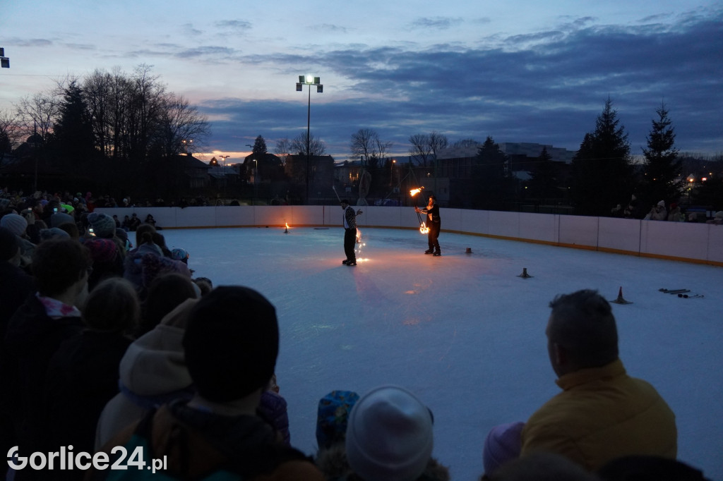 Fireshow na zakończenie sylwestrowej ślizgawki