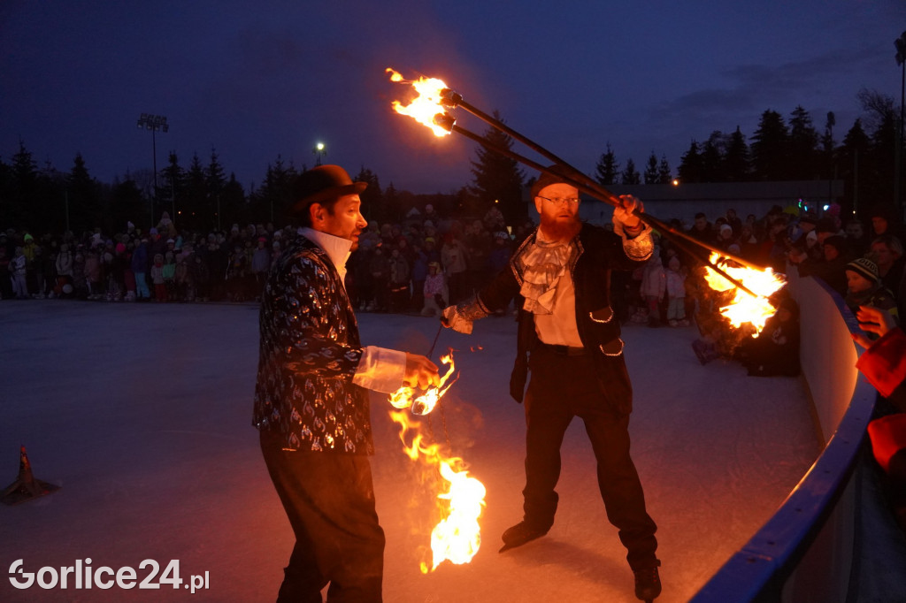 Fireshow na zakończenie sylwestrowej ślizgawki
