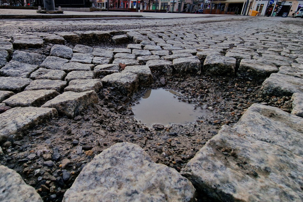 Dziury w uliczkach wokół Rynku