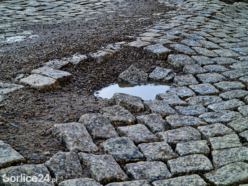 Dziury w uliczkach wokół Rynku