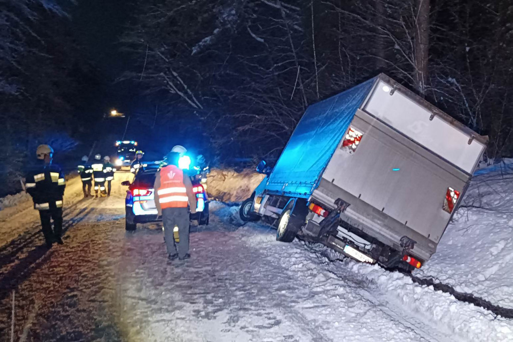 Gładyszów. Fatalne warunki i dostawczak w rowie