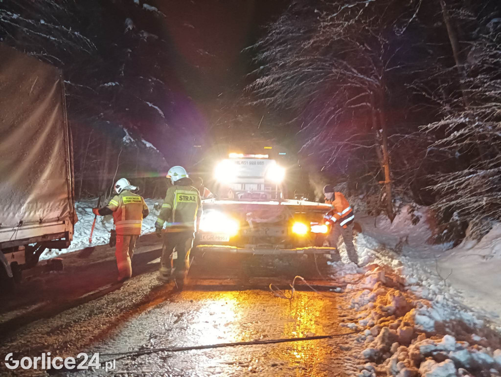 Gładyszów. Fatalne warunki i dostawczak w rowie