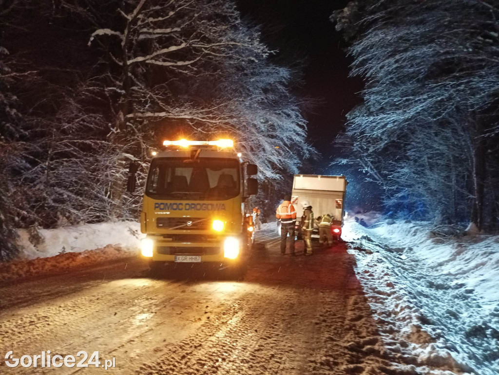 Gładyszów. Fatalne warunki i dostawczak w rowie