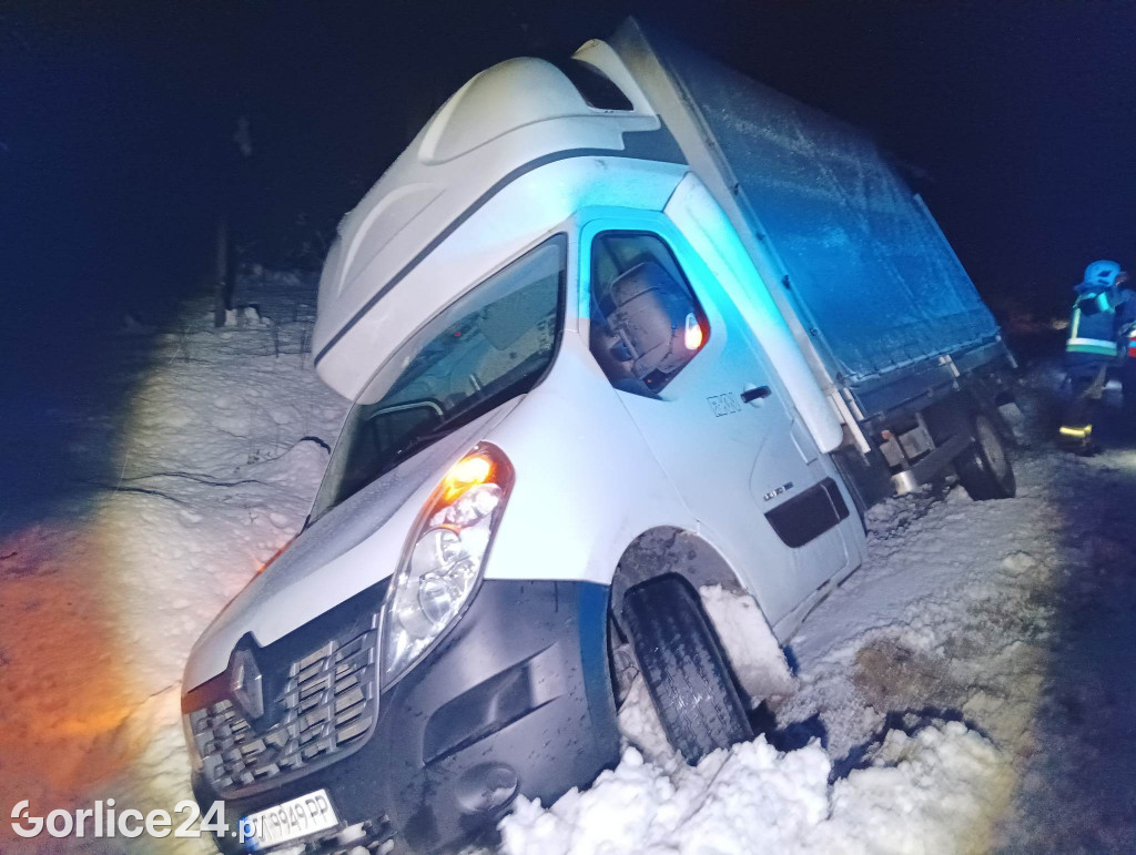 Gładyszów. Fatalne warunki i dostawczak w rowie