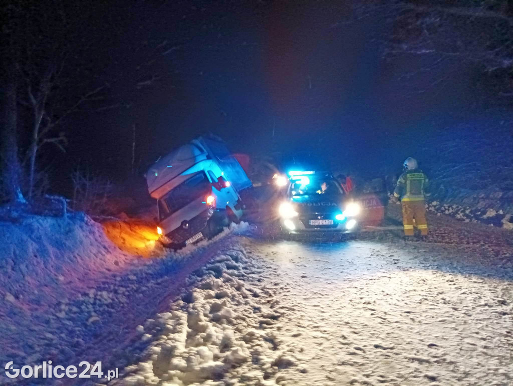 Gładyszów. Fatalne warunki i dostawczak w rowie