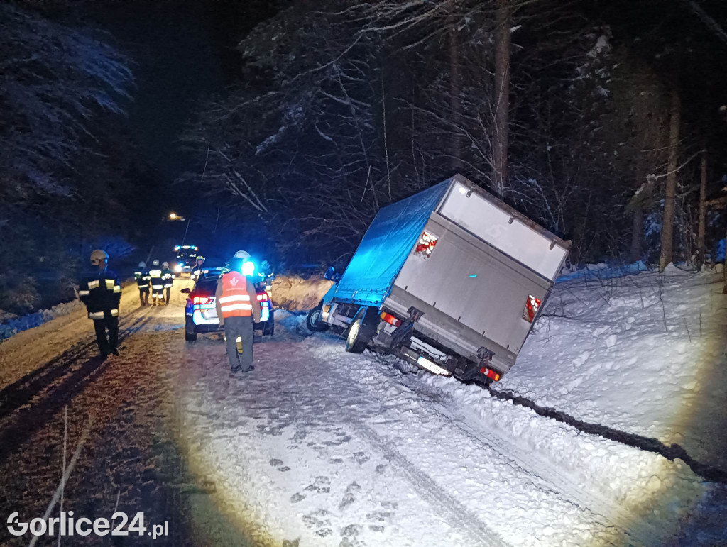 Gładyszów. Fatalne warunki i dostawczak w rowie