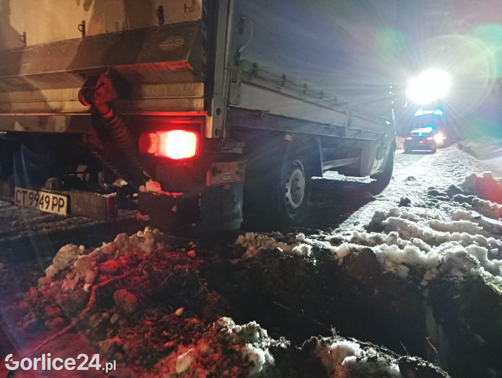 Gładyszów. Fatalne warunki i dostawczak w rowie