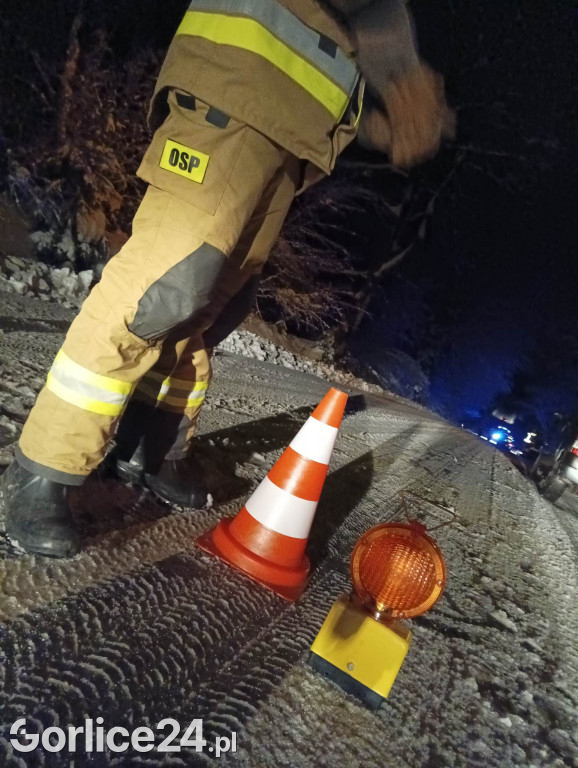 Gładyszów. Fatalne warunki i dostawczak w rowie