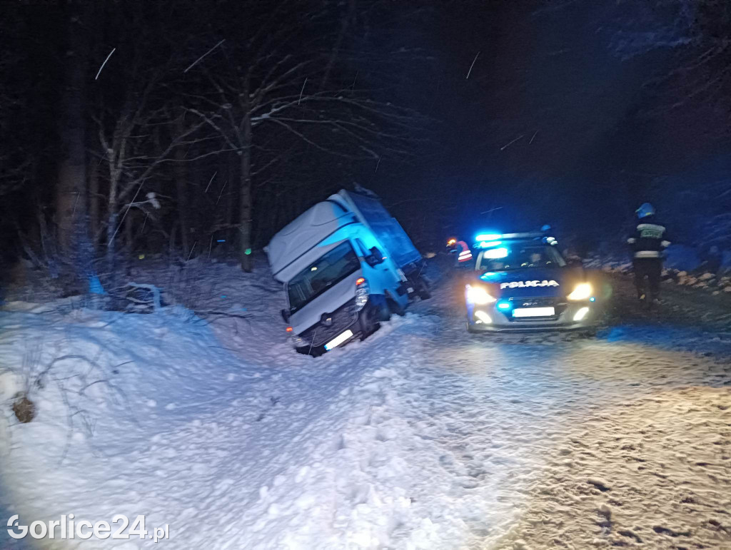Gładyszów. Fatalne warunki i dostawczak w rowie
