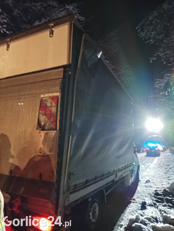 Gładyszów. Fatalne warunki i dostawczak w rowie
