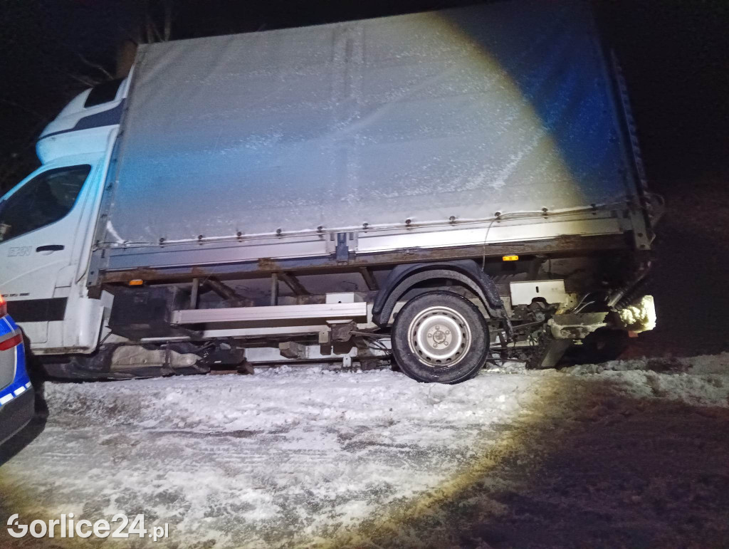 Gładyszów. Fatalne warunki i dostawczak w rowie