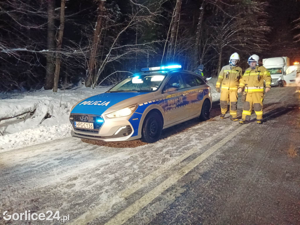 Gładyszów. Fatalne warunki i dostawczak w rowie