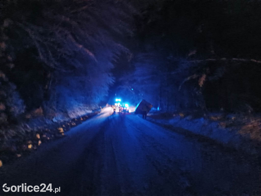 Gładyszów. Fatalne warunki i dostawczak w rowie