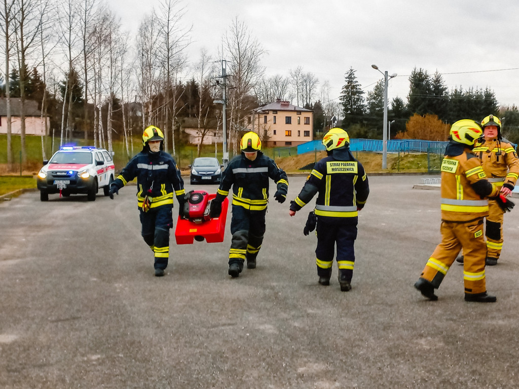 Ćwiczenia strażaków w Moszczenicy (18.02.)