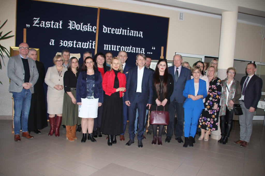 Binarowa. Podpisanie umowy na remont szkoły ludowej