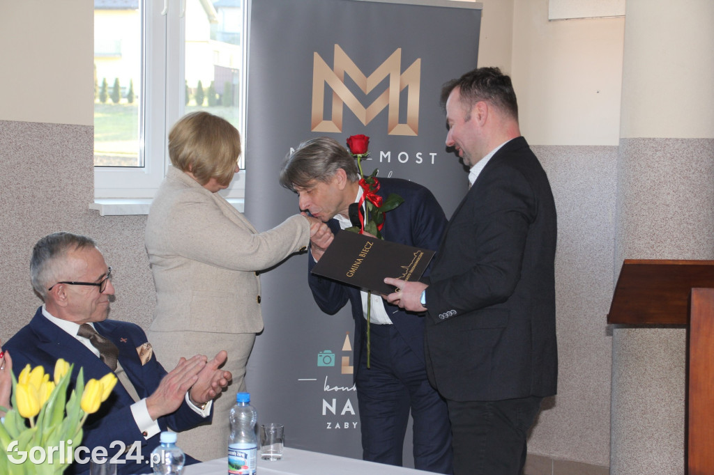 Binarowa. Podpisanie umowy na remont szkoły ludowej