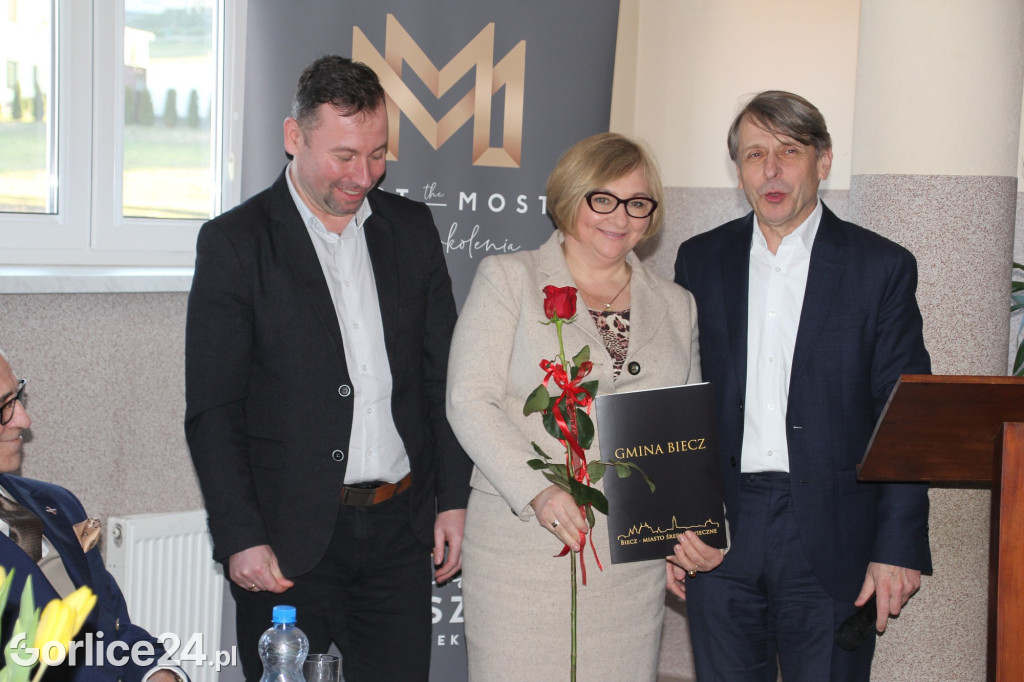 Binarowa. Podpisanie umowy na remont szkoły ludowej